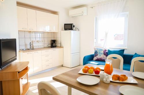 Zadar, The Florens Residence - Apartments near the Beach with the New Pool & Garden, BBQ and Kids playground