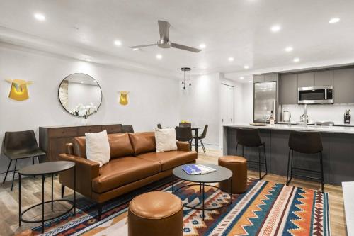 a living room with a couch and a kitchen at Little Nell Condo 03 in Aspen