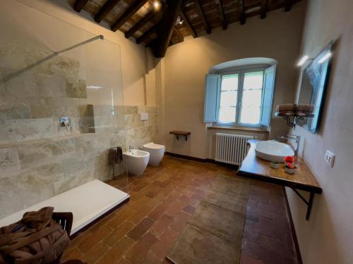 Un baño con ducha, inodoro y lavabo. en Agriturismo Villa La Fontina, en Castiglion Fiorentino