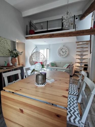 une salle à manger avec une table et un salon dans l'établissement Traverse du Vieux Château, à Menton