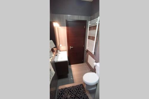 A bathroom at Oak Tree Cozy Apartment