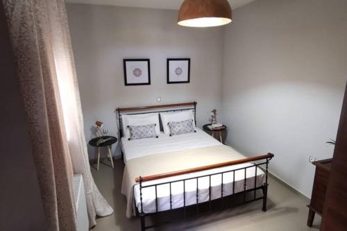 una camera con un letto e due quadri appesi al muro di Oak Tree Cozy Apartment a Tria Monastiria