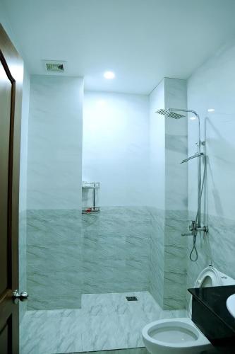 a bathroom with a glass shower with a toilet at HOTEL ĐĂNG KHOA 2 NÚI SAM in Chau Doc
