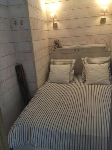 - un lit dans une chambre avec 2 oreillers dans l'établissement emplacement privilégié pour ce bel appartement, à Agay
