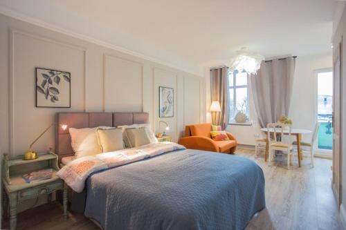 sypialnia z łóżkiem, stołem i krzesłami w obiekcie Apartamenty Świnoujście - Armii Krajowej 11 w Świnoujściu