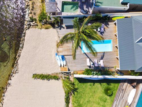 Pogled na bazen u objektu Villa Horizon Lointain - Private beach and pool with sea view ili u blizini