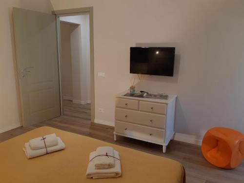 a bedroom with a bed and a dresser with a tv at 7centro in Lastra a Signa