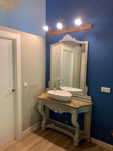 a bathroom with a sink and a mirror at El Habar de Pria in La Pesa