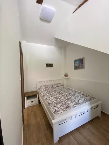 - une chambre blanche avec un lit dans l'établissement Sunny Bay Apartments, à Kotor