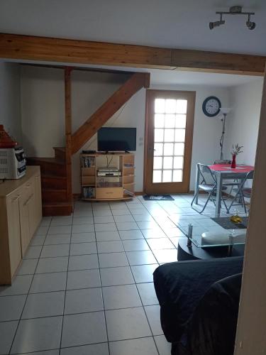 - un salon avec une cuisine et une table dans l'établissement La p'tite maison, à Bordeaux-Saint-Clair