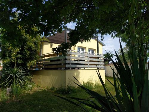 ein gelbes Haus mit einem Balkon an der Seite in der Unterkunft Apartment Helena in Kanfanar