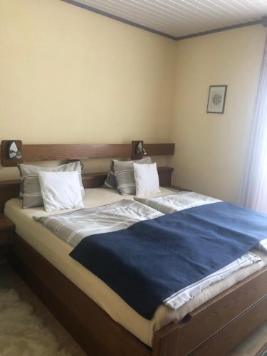 A bed or beds in a room at Rooms by Haus Ingrid