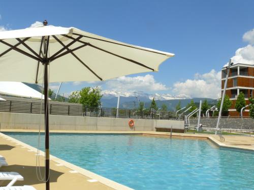 Bazén v ubytování Apartamentos Las Margas Golf Formigal Ordesa nebo v jeho okolí