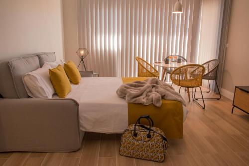 una camera con letto, tavolo e sedie di PORTO & AMERICA. a Parada