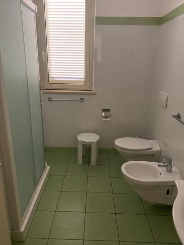 La salle de bains est pourvue de 2 toilettes et d'un lavabo. dans l'établissement Appartamento IL POGGIO, à Tortoreto Alto