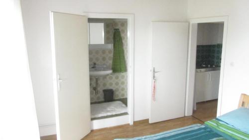ein Badezimmer mit einem Spiegel und einem Waschbecken in der Unterkunft Appartement am See in Podersdorf am See