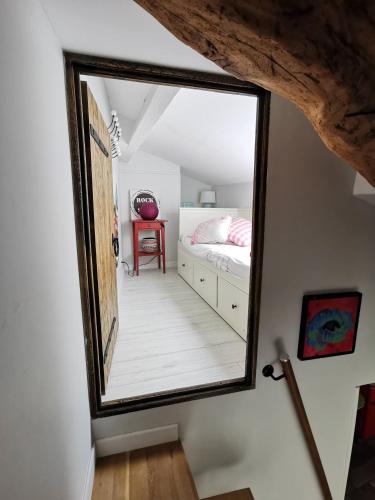 - un grand miroir dans une chambre avec un lit dans l'établissement Traverse du Vieux Château, à Menton