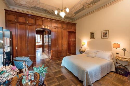 Schlafzimmer mit einem Bett, einem Tisch und Stühlen in der Unterkunft Villa Paola in Sabbioncello