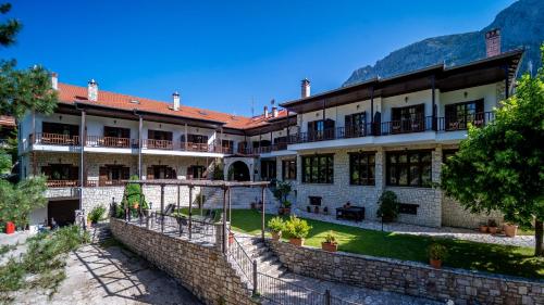 an exterior view of a building with a courtyard at Hotel Giamandes in Elati Trikalon