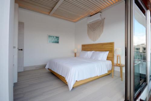 Ένα ή περισσότερα κρεβάτια σε δωμάτιο στο MAYAN MONK Suites