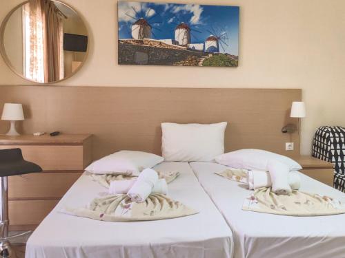 A bed or beds in a room at Jimmy's rooms nea potidea