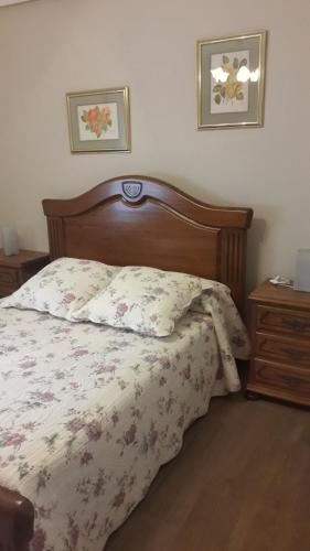 a bedroom with a bed with a floral bedspread at Apartamento Casa Geli #1 in La Robellada de Onis