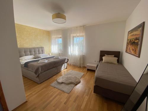 um quarto com uma cama e um sofá em Villa Dracena mit privatem Pool em Visnjan