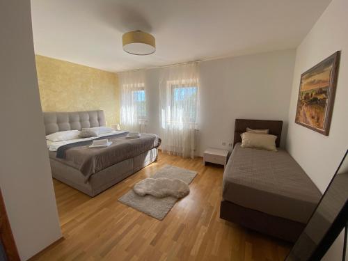 un dormitorio con una cama y un sofá en Villa Dracena mit privatem Pool, en Višnjan