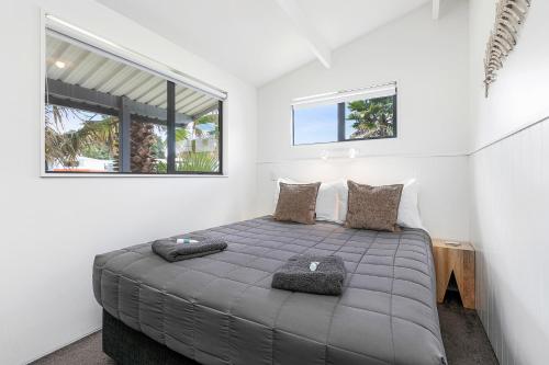 Säng eller sängar i ett rum på Bowentown Beach Holiday Park