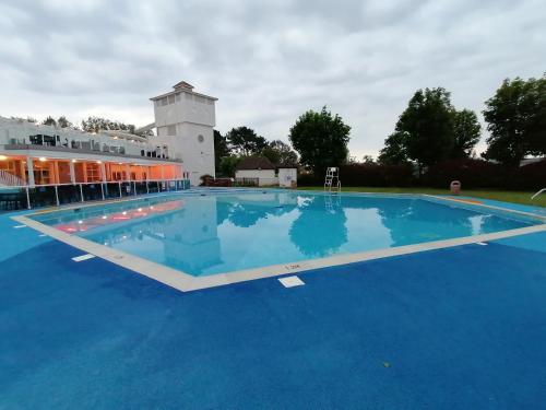 een groot zwembad met blauw water bij Haven Rockley Park,Lytchett Bay View in Hamworthy