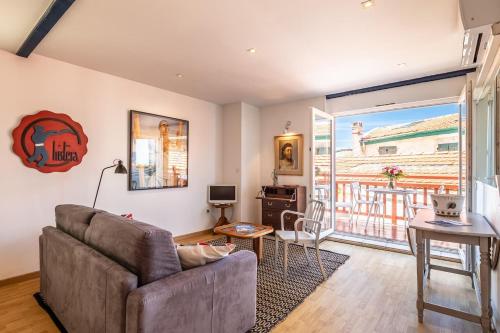 un salon avec un canapé et une table dans l'établissement Biarritz Beaurivage, à Biarritz