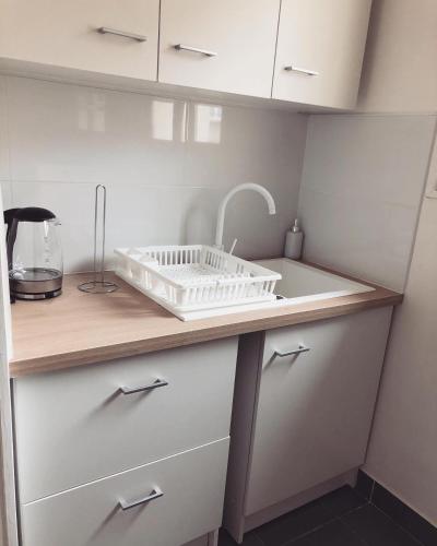 une cuisine avec un évier et un plan de travail dans l'établissement Le Perchoir Dieppois, à Dieppe