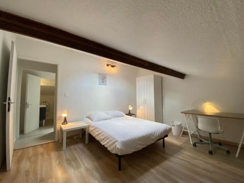 1 dormitorio con cama, escritorio y mesa en Les Cosy De Nancy - Mister charles sous les toits, Place du marché 4*, en Nancy