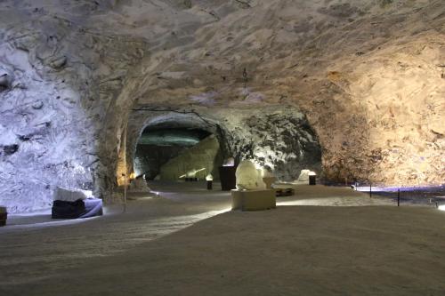 a room in a cave with a stone wall at Agliata 138 in Petralia Sottana