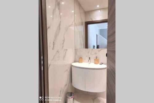 Baño blanco con lavabo y espejo en CAREGGI TOP HOUSE 1, en Florencia