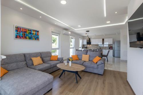Luxury Villa La nonna Ana - heated pool, sea view, near Split
