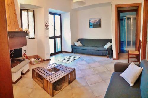 un soggiorno con un divano e un tavolino da caffè di Borgo Castelluccio Country House a Porretta Terme