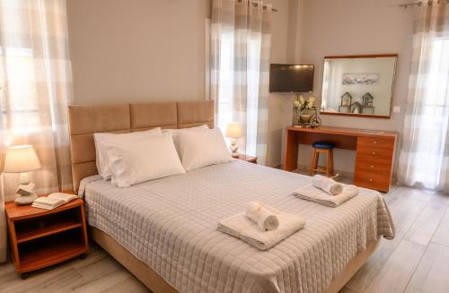 een slaapkamer met een bed met twee handdoeken erop bij Casa Voula in Corfu-stad