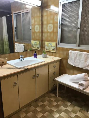 ein Badezimmer mit Waschbecken und Spiegel in der Unterkunft Ca Àngela in Bolulla