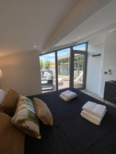 un salon avec un canapé et une grande fenêtre dans l'établissement Le Rooftop Tropézien, à Saint-Tropez