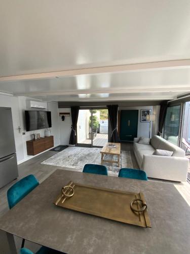 un salon avec une table, des chaises et un canapé dans l'établissement Le Rooftop Tropézien, à Saint-Tropez