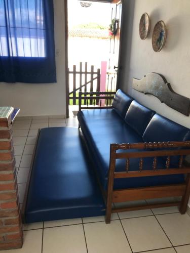 - un canapé bleu dans le salon dans l'établissement Casa quadra praia Jacaraipe!, à Jacaraípe
