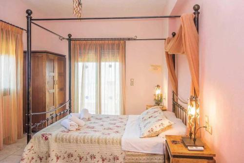 Postel nebo postele na pokoji v ubytování Villa Ouranos in Pefkias