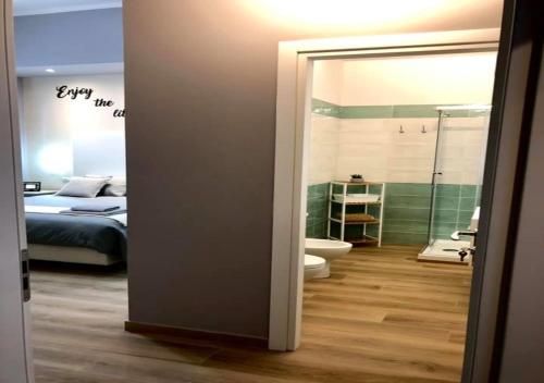 um quarto com um quarto com uma cama e uma casa de banho em Room sweet Room 2 em Bolonha