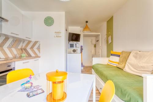 un salon avec une table et un canapé dans l'établissement T2 PRESTIGE BANDOL 2, à Bandol