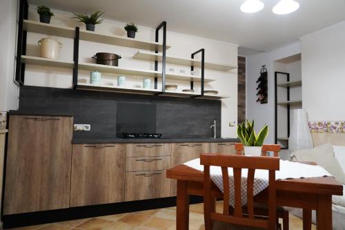 Kuchyň nebo kuchyňský kout v ubytování FamiliaINN Rooms & Apartments