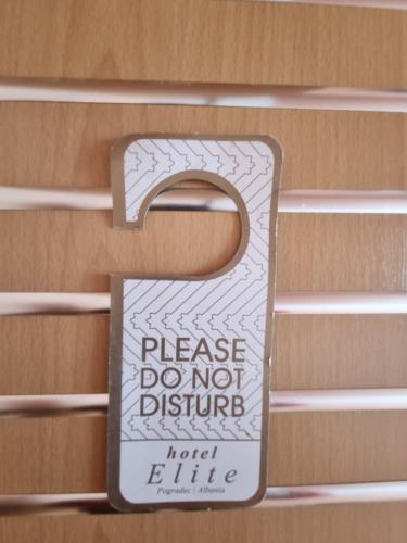 a door sign that says please do not disturb at Elite in Pogradec