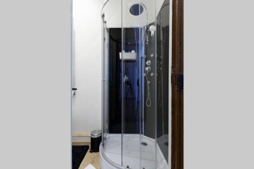 La salle de bains est pourvue d'une douche en verre et de toilettes. dans l'établissement SCHUMAN 2 - Le bonheur de la Joliette, à Marseille