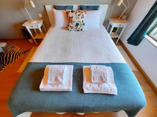 1 dormitorio con 1 cama grande y 2 almohadas en Apartamentos Mar I Odeceixe, en Odeceixe