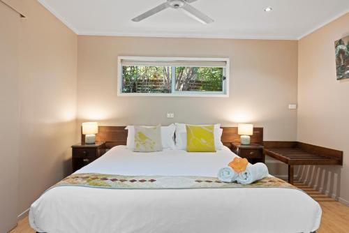 Tempat tidur dalam kamar di Broad Leaf Villas